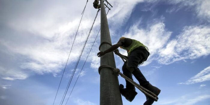 Berita 3 Tiang Listrik Roboh di Sidoarjo, Jalur Surabaya-Mojokerto Macet