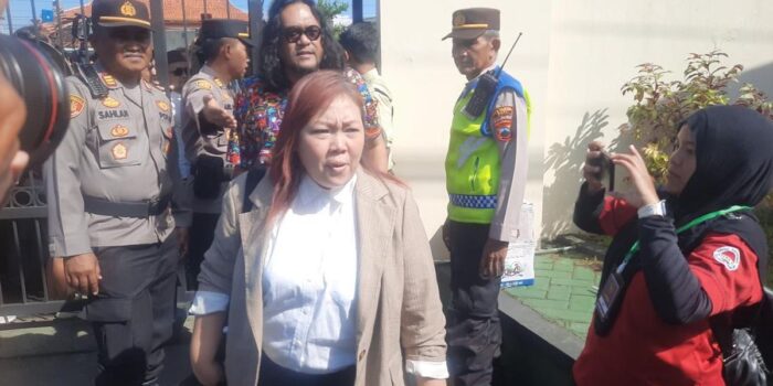 Berita Putri Gus Dur-Ketua BEM UGM Hadiri Sidang Vonis Botok dkk di Pati