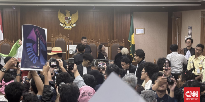 Berita Lagu Bella Ciao Menggema di Ruang Sidang Usai Hakim Bebaskan Delpedro