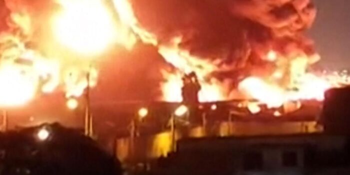 Berita Kebakaran Hebat Gudang Kasur di Peru, Ratusan Damkar Dikerahkan