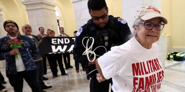 Berita Puluhan Veteran AS Dibekuk Gegara Demo Protes Perang Iran Trump