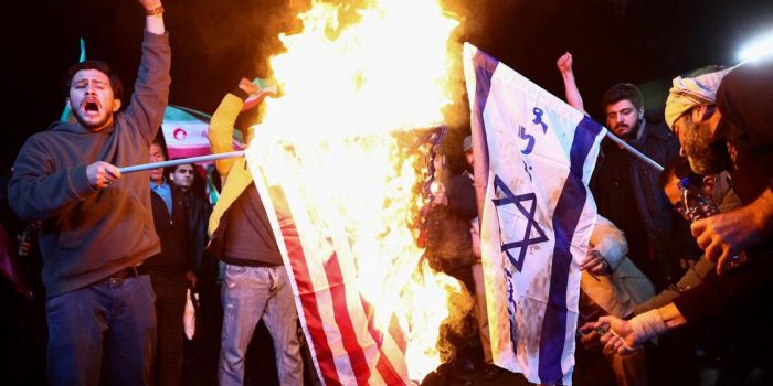Berita Rayakan Kemenangan Gencatan, Warga Iran Bakar Bendera AS-Israel