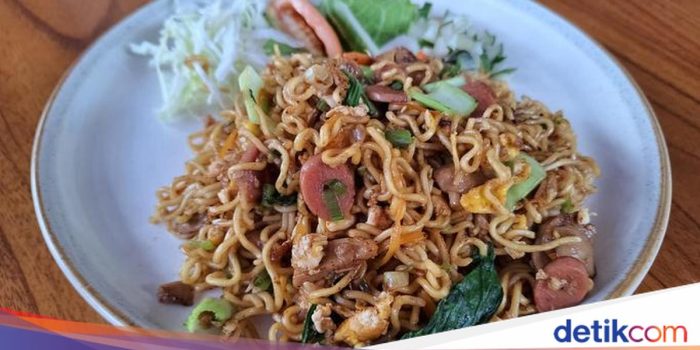 Pahami- Resep Mie Goreng Campur Sosis dan Ayam Suwir, Pakai Bumbu ala Jawa! Pahami- Resep Mie Goreng Campur Sosis dan Ayam Suwir, Pakai Bumbu ala Jawa!