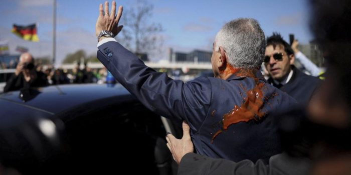 Berita Melawat di Berlin, Putra Raja Iran Malah Disiram Cairan Merah