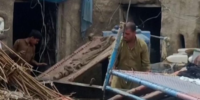 Berita Pakistan Porak-poranda Diterjang Hujan Lebat, 17 Orang Tewas