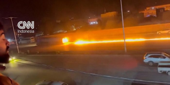 Berita Momen Truk Tangki Terbakar Tinggalkan Jejak Api di Suriah