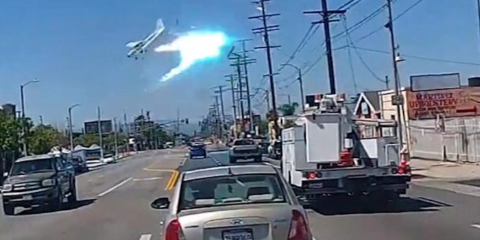 Berita Detik-detik Pesawat Tabrak Tiang Listrik Tegangan Tinggi di AS