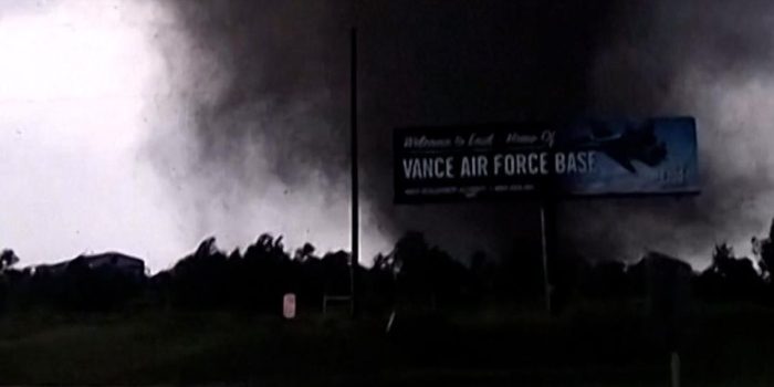 Berita Detik-detik Tornado Hantam Pangkalan Angkatan Udara AS di Oklahoma