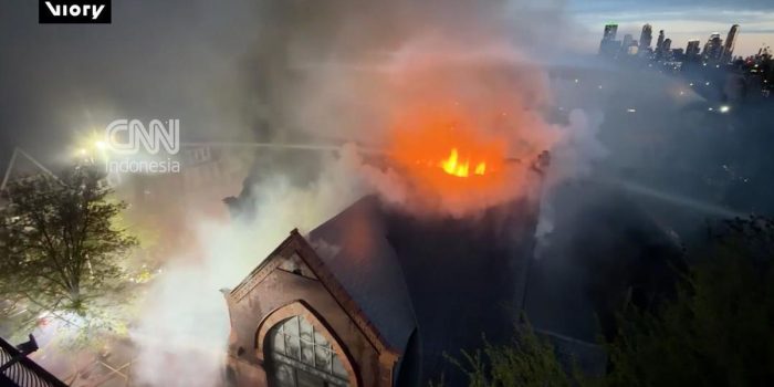 Berita Detik-detik Kebakaran Gereja Bersejarah Usia 187 Tahun di New York