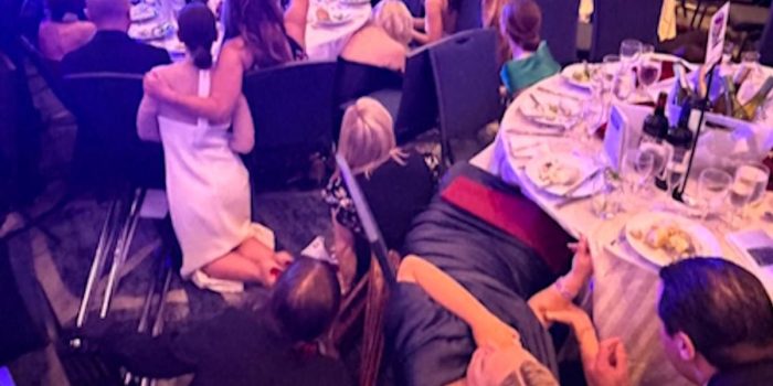 Berita Penembakan di Acara Trump, Para Tamu Panik Berlindung di Bawah Meja