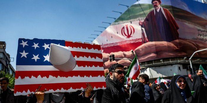 Berita FOTO: Warga Iran Turun ke Jalan Peringati 40 Hari Kematian Khamenei