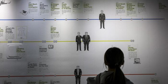 Berita 7,7 Ton Dokumen Epstein Dipajang di Jantung Manhattan