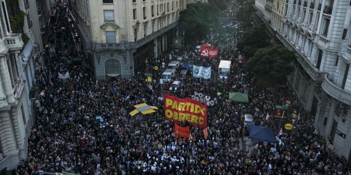 Berita Ratusan Ribu Warga Argentina Demo soal Anggaran Pendidikan Berita Ratusan Ribu Warga Argentina Demo soal Anggaran Pendidikan