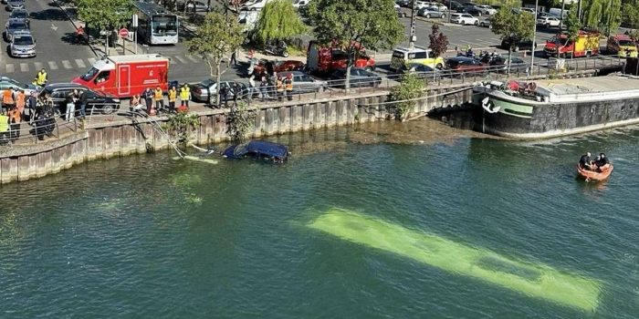 Berita Evakuasi Bus Nyebur ke Sungai Seine Paris, 4 Penumpang Selamat