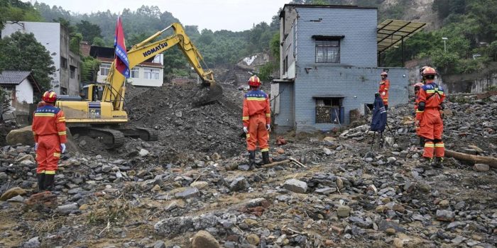 Berita Hujan Deras Picu Banjir Bandang dan Longsor di China Berita Hujan Deras Picu Banjir Bandang dan Longsor di China