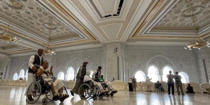 Berita Waspada Jasa Dorong Kursi Roda Ilegal Jemaah Haji Berkeliaran