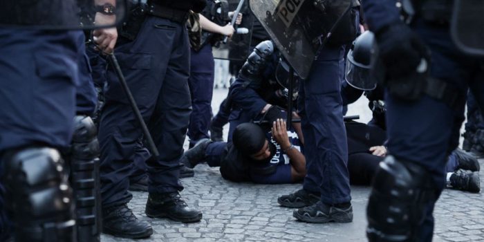 Berita Bentrok Pendukung PSG dengan Aparat, Polisi Tangkap Ratusan Orang