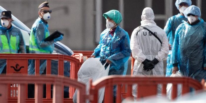 Berita Kapal Wabah Virus Hanta Dievakuasi, Penumpang Pakai Pakaian Medis