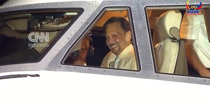 Berita Detik-detik Sultan Brunei Nyetir Pesawat Sendiri ke KTT ASEAN Filipina