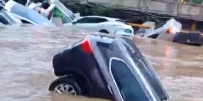 Berita Detik-detik Mobil Warga Terseret Banjir Besar di Guizhou China
