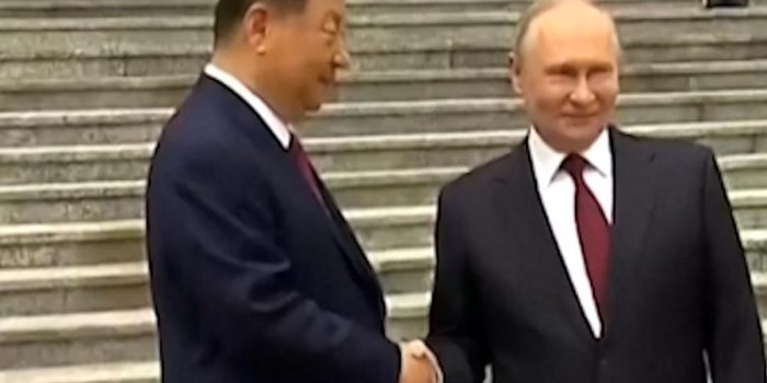 Berita Putin Disambut Jabat Tangan Erat Xi Jinping saat Jumpa di Beijing