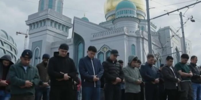Berita Ribuan Umat Muslim Salat Iduladha di Masjid Katedral Moskow