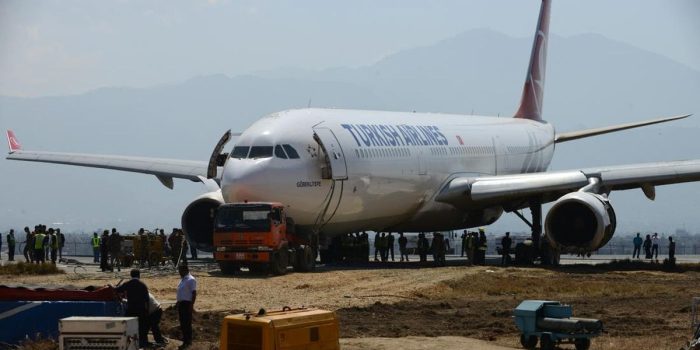 Berita Pesawat Turki Airlines Terbakar saat Mendarat di Bandara Nepal