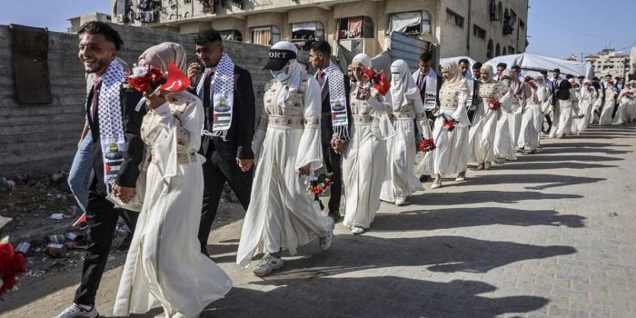 Berita Warga Gaza Nikah Massal di Tengah Luka & Puing Agresi Israel