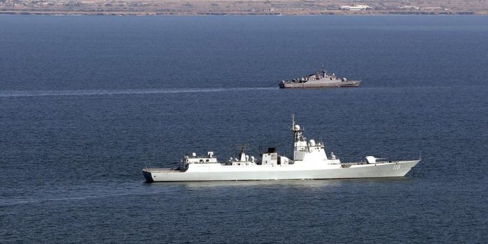 Berita Iran Klaim Tembak Rudal ke 2 Kapal Perusak AS di Teluk Oman
