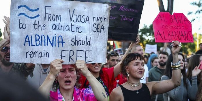 Berita Amarah Warga Albania Tolak Pembangunan Resort Menantu Trump Berita Amarah Warga Albania Tolak Pembangunan Resort Menantu Trump