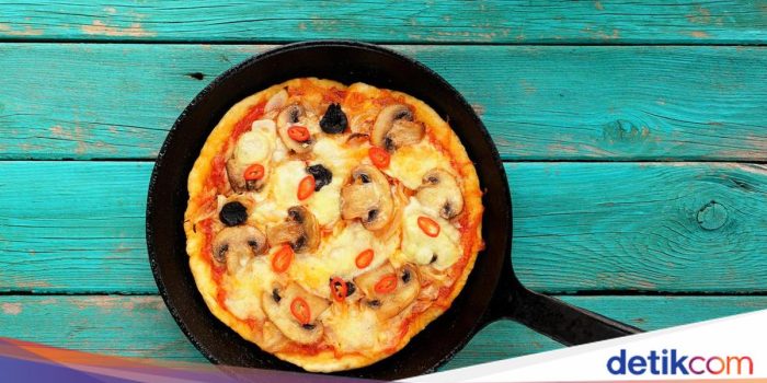 Pahami- Resep Pizza Teflon Rumahan yang Nikmat Pakai Topping Sosis dan Jamur