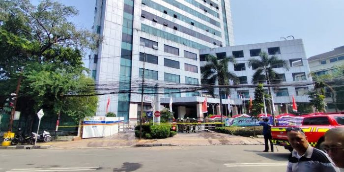Polisi Ambil Sampel Abu dari 3 Lantai Gedung Bapenda DKI yang Terbakar Polisi Ambil Sampel Abu dari 3 Lantai Gedung Bapenda DKI yang Terbakar