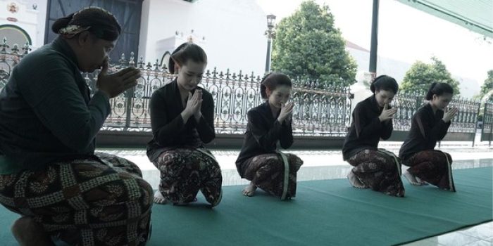 JKT48 Rasakan Pengalaman Abdi Dalem di Keraton Yogyakarta JKT48 Rasakan Pengalaman Abdi Dalem di Keraton Yogyakarta