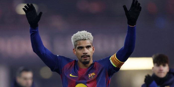 Hansi Flick Tanggapi Rumor Transfer Ronald Araujo ke Liverpool